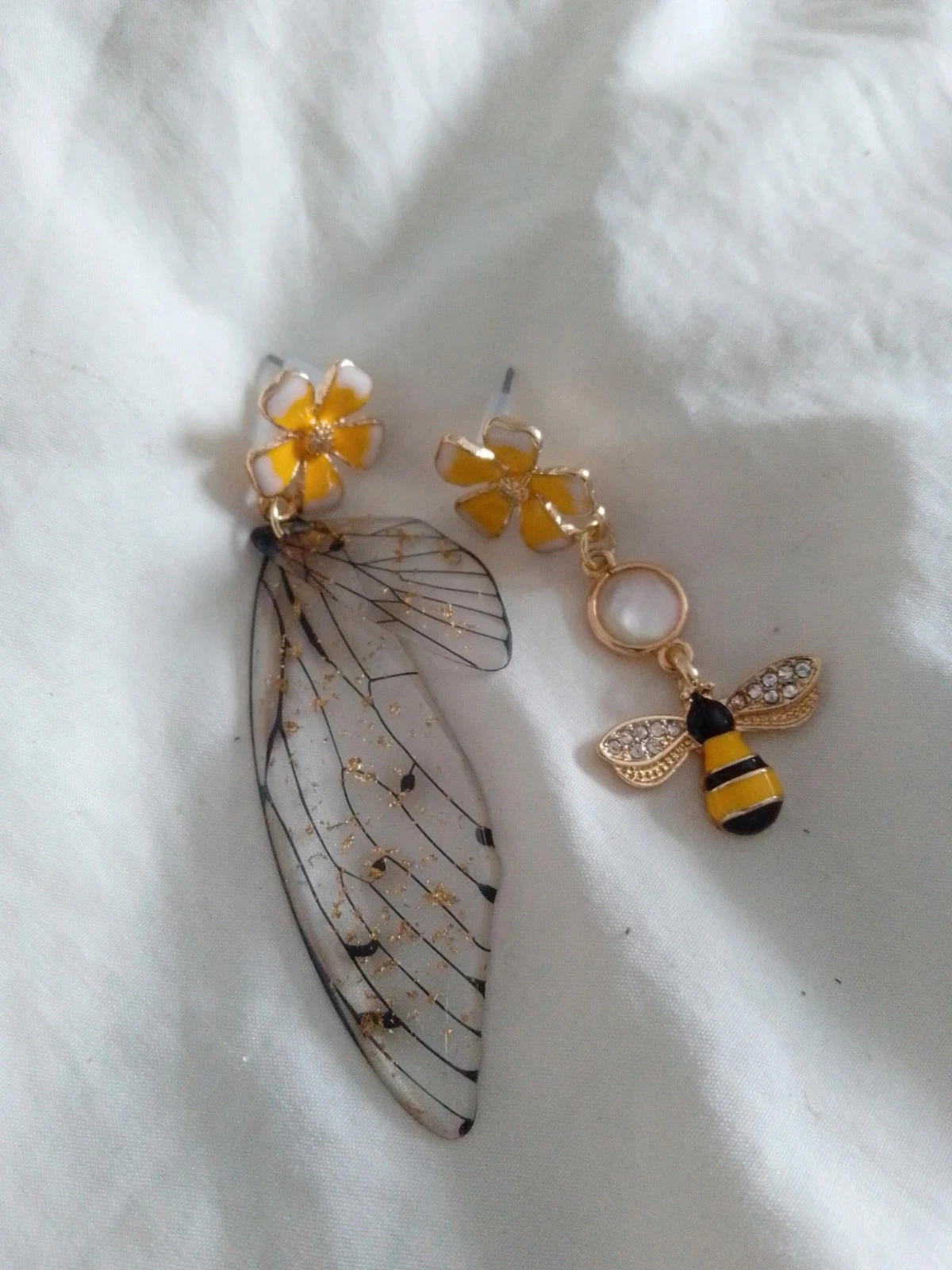 Boucles d'oreilles bohèmes asymétriques abeille fleurs et ailes + pierre de n'acre – photo 4